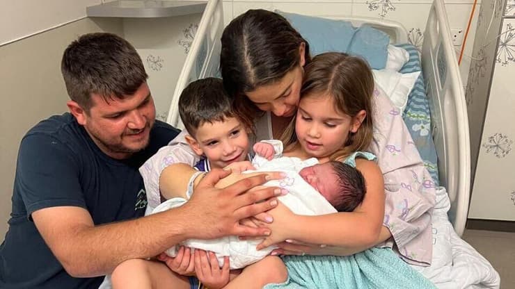 שחר רצ'בסקי עם הבעל דביר והילדים אריאל, ינאי והתינוקת שנולדה