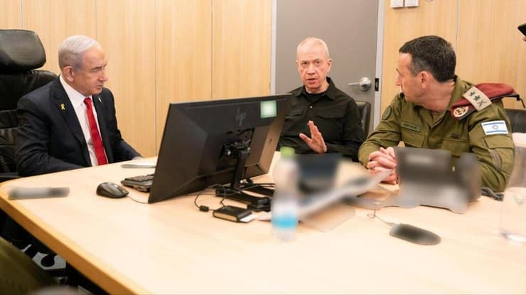 "קרבות קרדיט", לבטים וגרסאות סותרות. הלוי, גלנט ונתניהו בבור (צילום: אריאל חרמוני, משרד הביטחון) יואב גלנט והרצי הלוי בסקירה מבצעית בבור חיל האוויר