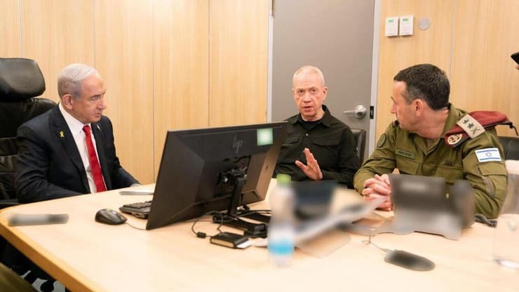 יואב גלנט והרצי הלוי בסקירה מבצעית בבור חיל האוויר