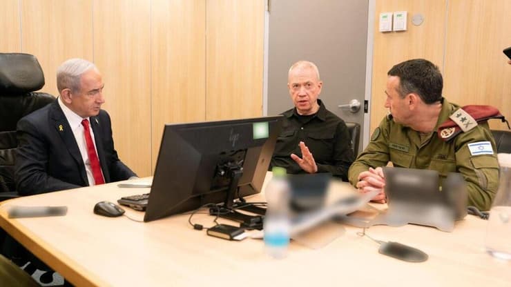 הלוי, גלנט ונתניהו. ארכיון ( צילום: אריאל חרמוני, משרד הביטחון) יואב גלנט והרצי הלוי בסקירה מבצעית בבור חיל האוויר