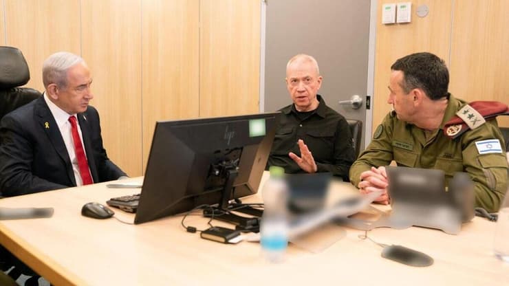 יואב גלנט והרצי הלוי בסקירה מבצעית בבור חיל האוויר