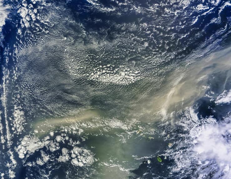 אבק שנישא עם הרוח מהסהרה, מעל האוקיינוס האטלנטי