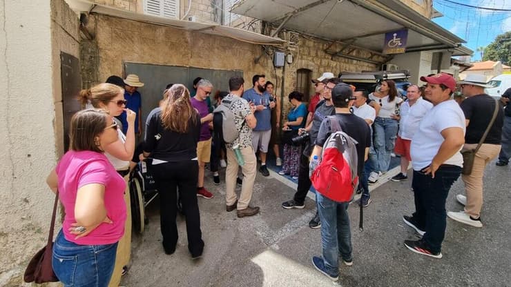 קבוצת העיתונאים בחיפה (צילום: אסף קמר) סיור עיתונאים זרים בישראל