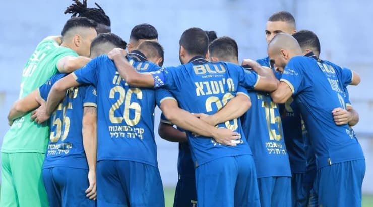 צפויים לארח בשבת בבלומפילד. שחקני ברני ריינה