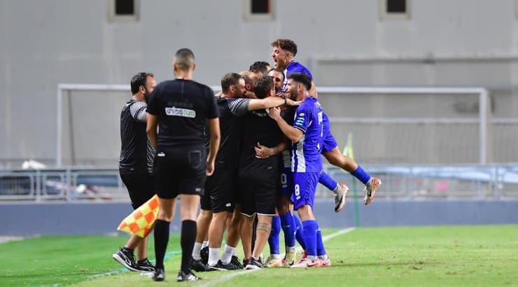 שחקני הפועל פ"ת מאושרים (חגי מיכאלי) שחקני הפועל פ"ת מאושרים