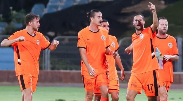 שחקני כפר שלם חוגגים עם ריף מסיקה (שחר גרוס) שחקני כפר שלם חוגגים עם ריף מסיקה