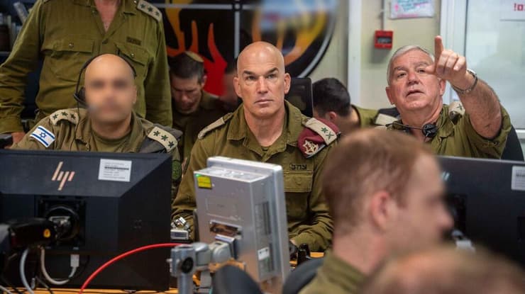 האלוף גורדין בבור הפיקוד בצפון (צילום: דובר צה"ל) מפקד פיקוד הצפון, אלוף אורי גורדין קיים הערכת מצב בבור הפיקוד