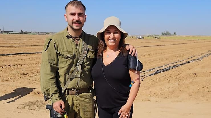 שרה קפלוק עם בנה, הדר ז"ל. "דאג שאף אחד לא ימצא את עצמו לבד" (צילום: באדיבות המשפחה) שרה והדר ז"ל