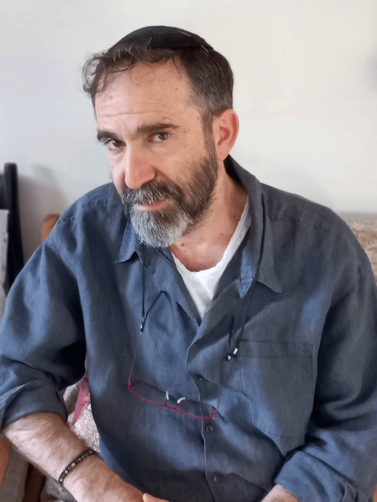 יונדב קפלון. "אם אני מגיע בתפילה למילים 'חמלה גדולה ויתרה חמלת עלינו', אני אומר: עאלק. אתה חמלת עלינו?" יונדב קפלון