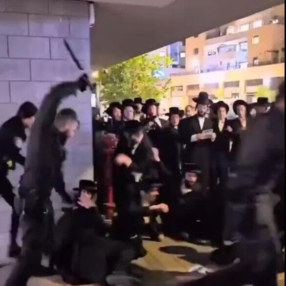 תיעוד: שוטר מכה מפגינים חרדים בבית שמש באמצעות אלות