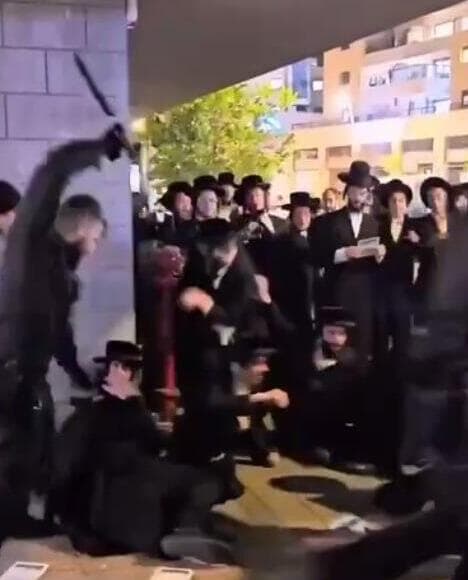 תיעוד: שוטר מכה מפגינים חרדים בבית שמש באמצעות אלות