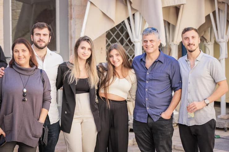 שרה ומשפחתה עם הדר ז"ל (שני משמאל). "לא חשב פעמיים לפני שיצא מהבית להילחם" (צילום: באדיבות המשפחה) משפחתה של שרה עם הדר ז"ל (שני משמאל)