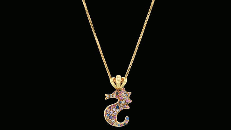 שרשרת זהב18 קראט עם תליון סוסון יםמשובץ יהלומים וספירים