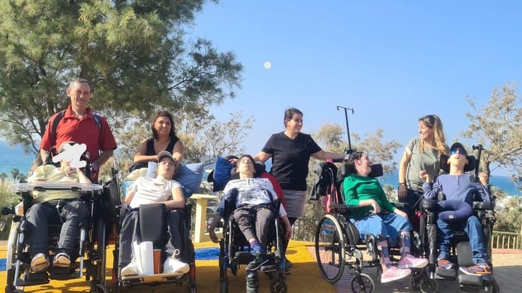 שרה בעת טיול שנתי עם החניכים. "היה לי חשוב להמשיך להיות שם עבורם" (צילום: באדיבות המשפחה) שרה בעת טיול שנתי עם החניכים