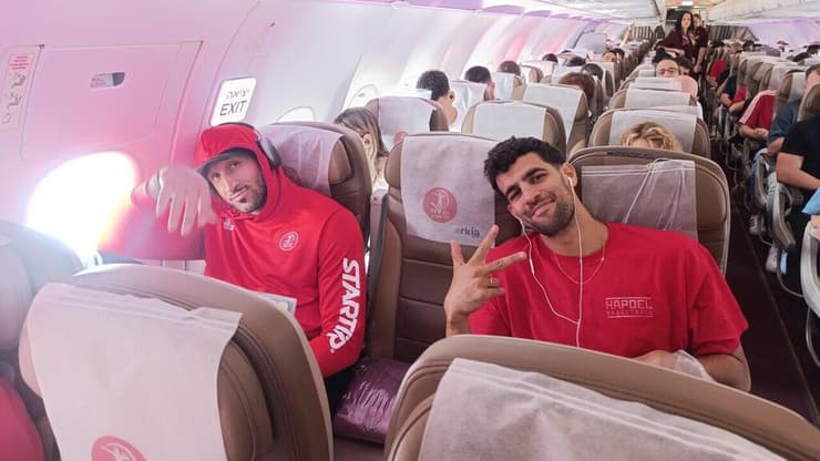 שחקני הפועל ת"א תומר גינת עם איש ויינרייט