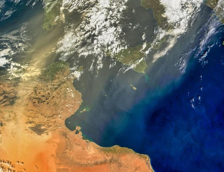 אבק שנישא עם הרוח מהסהרה