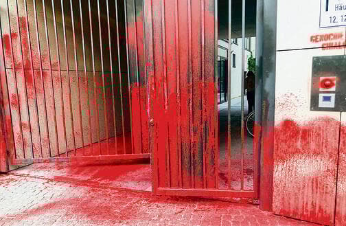 “רוצח עם”. פתח ביתו של צ’יאלו (צילום: מתוך X) yk14090251