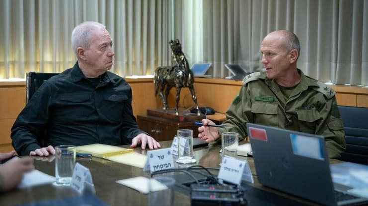 משוחחים כל יום. גלנט והאלוף במיל' ניצן אלון (צילום: אריאל חרמוני, משרד הביטחון) שר הביטחון יואב גלנט בפגישה עם האלוף במיל' ניצן אלון לצורך גיבוש מתווה לשחרור החטופים