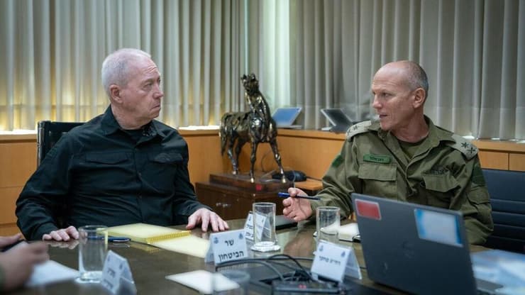 שר הביטחון יואב גלנט בפגישה עם האלוף במיל' ניצן אלון לצורך גיבוש מתווה לשחרור החטופים