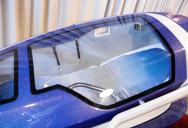 מצלמה ב-Sarco מתעדת את הרגעים האחרונים, כדי שיועברו לחוקרי מקרי המוות. תא החנק (צילום: ARND WIEGMANN / AFP) שווייץ קפסולה קפסולת ה התאבדות של ארגון המפלט האחרון