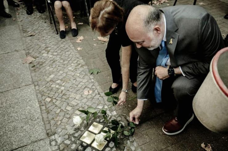 רון פרושאור מניח את אבני הנגף