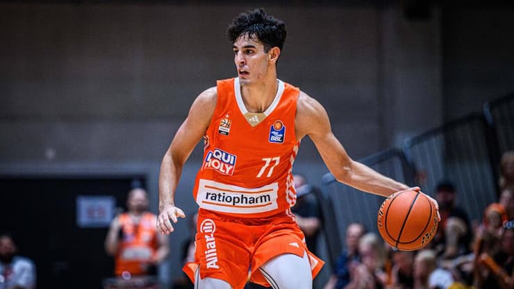 בן שרף במדי רטיופארם אולם הגרמנית