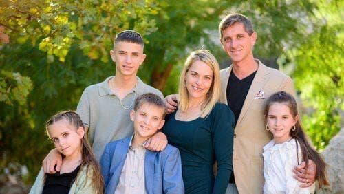 אביעד ישראלי ומשפחתו (צילום: דב מרטין) רס"ר אביעד ישראלי ומשפחתו בבר המצווה של בנו