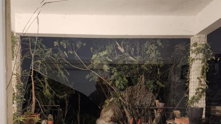 חלון שהתנפץ בעקבות האזעקות בעמק יזרעאל