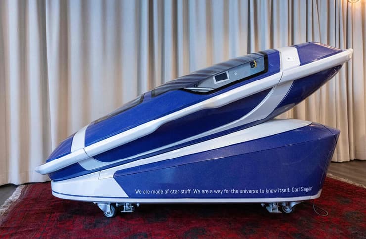 אפשר להפעיל גם עם הקול או תנועת עין. קפסולת ההתאבדות (צילום: ARND WIEGMANN / AFP) שווייץ קפסולה קפסולת ה התאבדות של ארגון המפלט האחרון