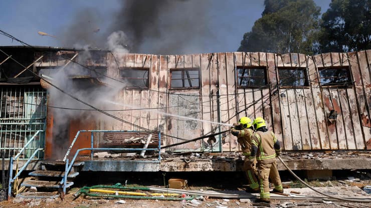 שטרן: "דרושה לנו לפחות חצי שנה של הכנות". פגיעה במחסני העירייה (צילום: Jalaa MAREY / AFP) פגיעה ישירה במחסני העירייה של קריית שמונה
