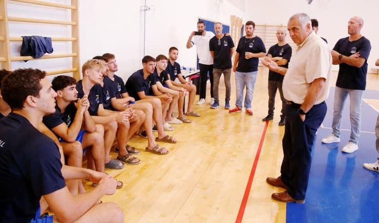 המאמן ברק פלג ושחקני מ.כ עוטף דרום (צילום: אלן שיבר, איגוד הכדורסל) מ.כ עוטף דרום