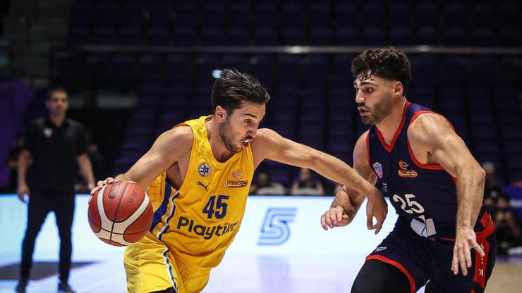 תמיר בלאט (צילום: עוז מועלם) שחקן מכבי ת"א תמיר בלאט מול שחקן עירוני קריית אתא ג'יי ג'יי קפלן