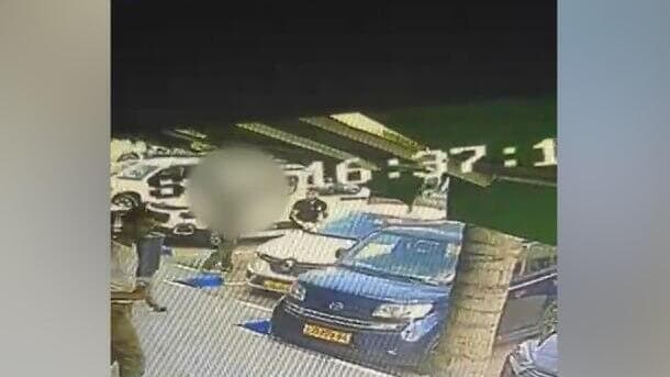 תיעוד: חייל צה"ל נותן אגרוף לעובד באלונית בכפר עזה ששמע מוזיקה בערבית