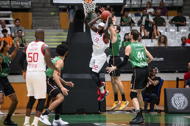 שחקן הפועל ת"א פטריק בברלי