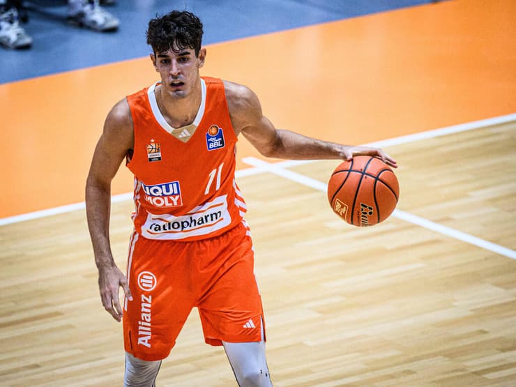 בן שרף במדי רטיופארם אולם הגרמנית