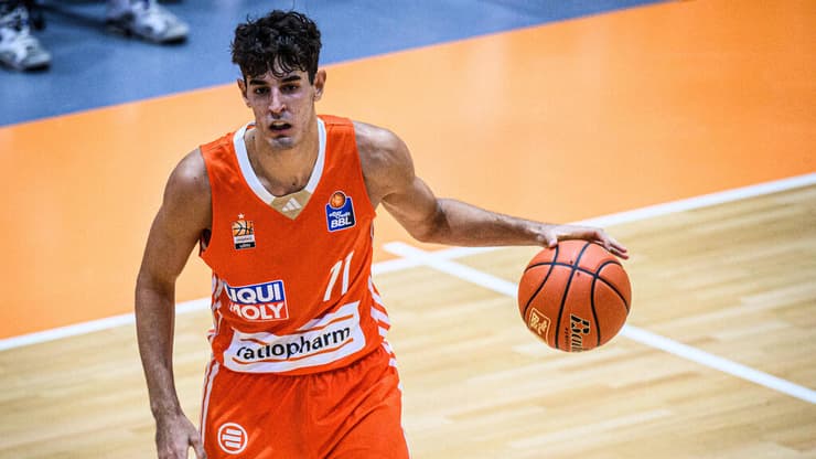 ממשיך לככב. שרף (צילום: IMAGO/Harry Langer/DeFodi Images, Reuters) בן שרף במדי רטיופארם אולם הגרמנית