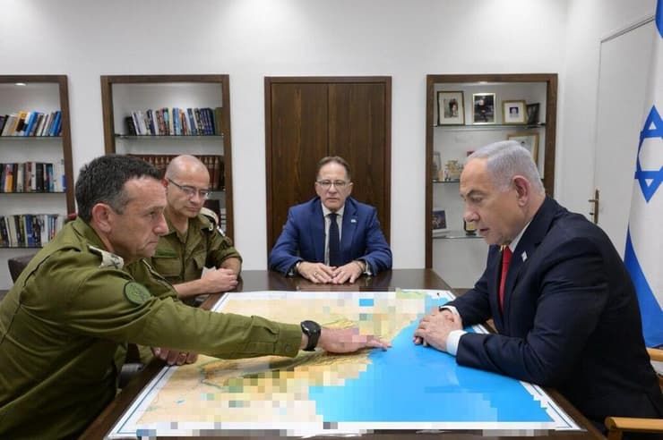 ראש הממשלה בנימין נתניהו עם הרמטכ"ל רב אלוף הרצי הלוי, כעת בקריה בתל-אביב.