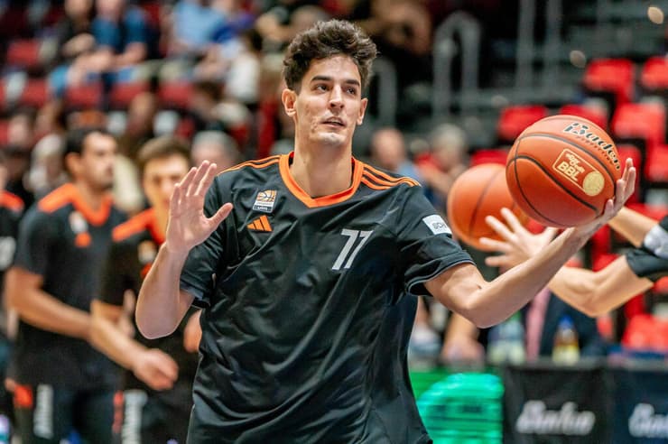 דרבי ישראלי בחמישי. שרף (צילום: IMAGO/Fotostand/Nachtigall, Reuters) בן שרף במדי רטיופארם אולם הגרמנית