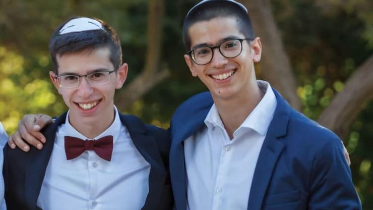 אורי ויזל עם אחיו, אלקנה ז"ל