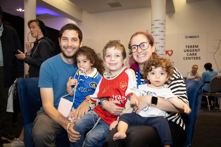 אמיליה גרשוני עם בעלה וילדיהם. מתכננים לעלות בתוך שלוש שנים (צילום: מרון פרסי) אמיליה גרשוני עם בעלה וילדיהם. מתכננים לעלות בתוך שלוש שנים