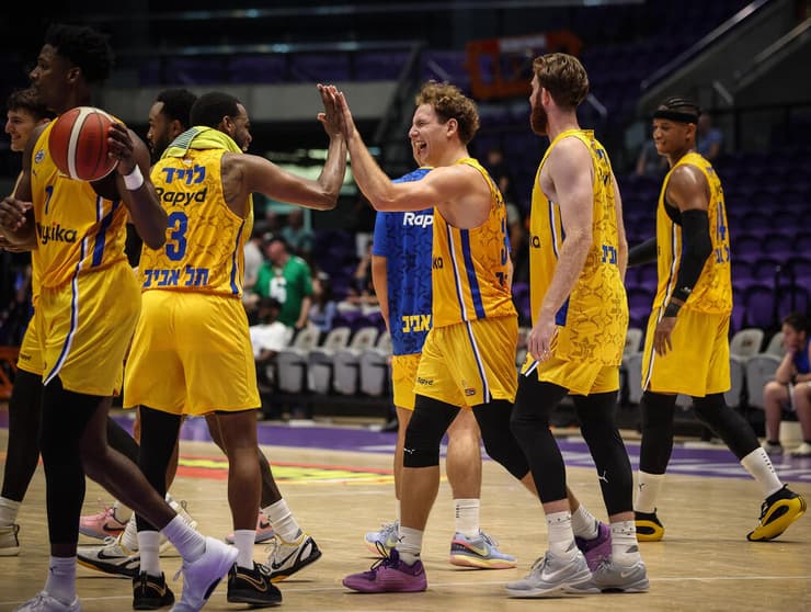 שחקן מכבי ת"א רוקאס יוקובאיטיס עם ג'ורדן לויד