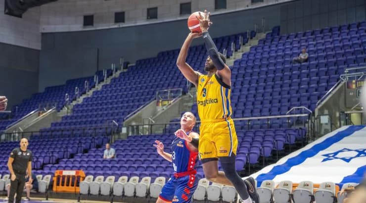 ג'ורדן לויד זורק