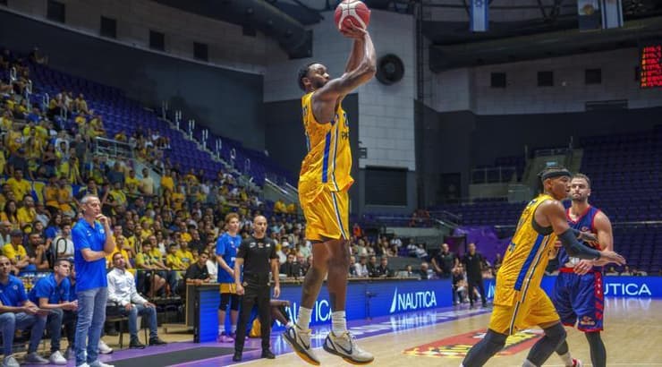 ליוואי רנדולף זורק