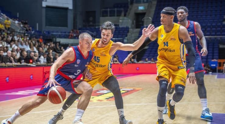 תמיר בלאט שומר על ליאם אוריילי