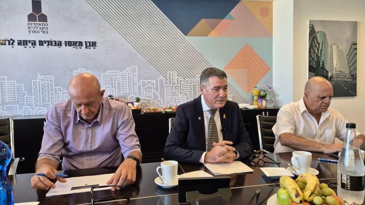 התאחדות הקבלנים. מימין לשמאל: צביקה דוד, ראול סרוגו ויגאל סלוביק 