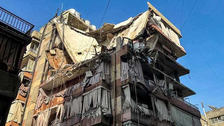 הבניין בדאחייה שבו חוסל ראש מערך הטילים של חיזבאללה (צילום: Anwar AMRO / AFP) הנזק בבירות