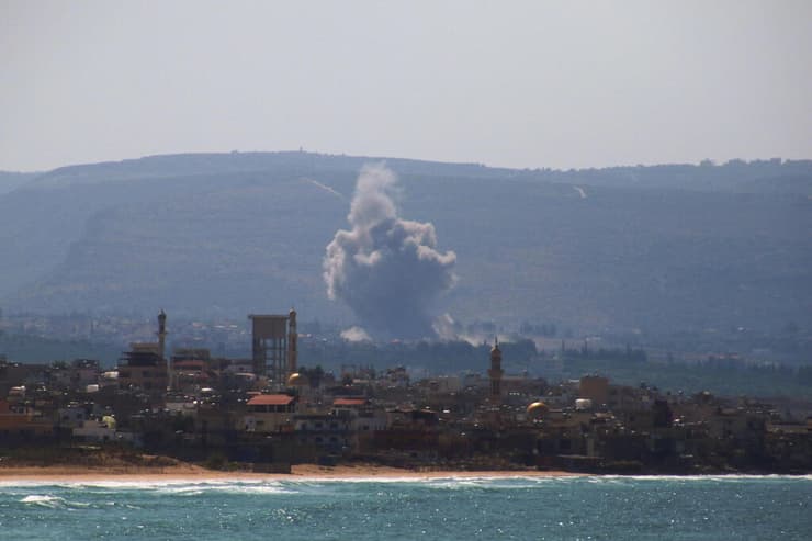 עשן מיתמר בדרום לבנון, היום. "חיזבאללה הוא צבא טרור שלמעשה חטף אומה" (צילום: HASSAN FNEICH / AFP) עשן נראה מיתמר מדרום לבנון אל-חוש