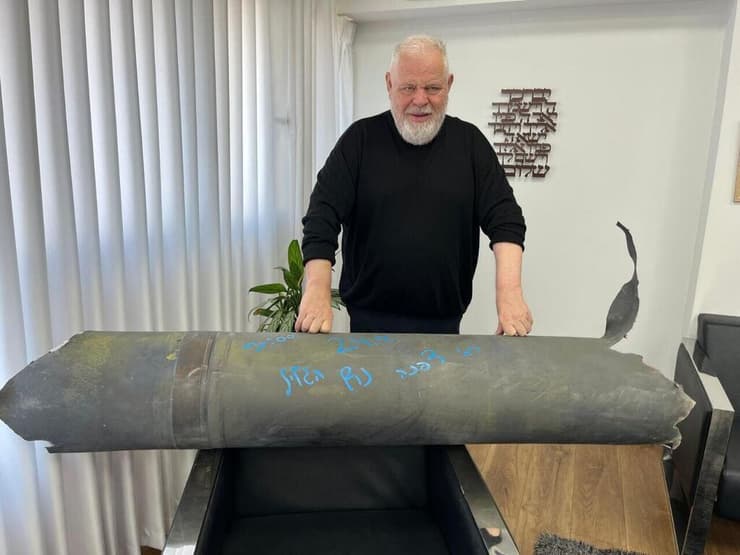 הרסיס הגדול בלשכת ראש העיר נוף הגליל (צילום עיריית נוף הגליל) חלק של טיל שנפל בנוף הגליל