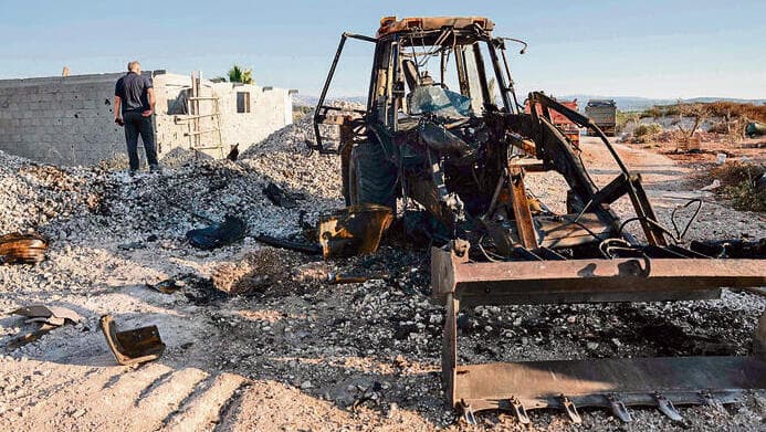 נזקי פגיעה בכפר מנדא (צילום: AHMAD GHARABLI, AFP) yk14092332