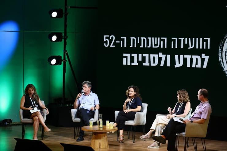 תכנון היום שאחרי – פאנל בהנחיית ד"ר נטע ליפמן, מנכ"לית בי"ס לקיימות, אוניברסיטת תל אביב. בהשתתפות: פרופ' רונית אדנדלווט, ראש אגף תזונה משרד הבריאות; הגר ראובני, מנכ"לית התנועה הקיבוצית; ד"ר אמיר זלצברג, מנהל מחוז דרום, המשרד להגנת הסביבה; דני גרינוולד, סמנכ"ל אסדרה, רשות המים (צילום: דניאל כהן) תכנון היום שאחרי – פאנל בהנחיית ד"ר נטע ליפמן, מנכ"לית בי"ס לקיימות, אוניברסיטת תל אביב. בהשתתפות: פרופ' רונית אדנדלווט, ראש אגף תזונה משרד הבריאות; הגר ראובני, מנכ"לית התנועה הקיבוצית; ד"ר אמיר זלצברג, מנהל מחוז דרום, המשרד להגנת הסביבה; מר דני גרינוולד, סמנכ"ל אסדרה, רשות המים.